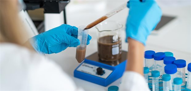 Stuhltransplantation hilft womöglich bei chronischer Insomnie Im Labor wird eine Stuhltransplantation vorbereitet.