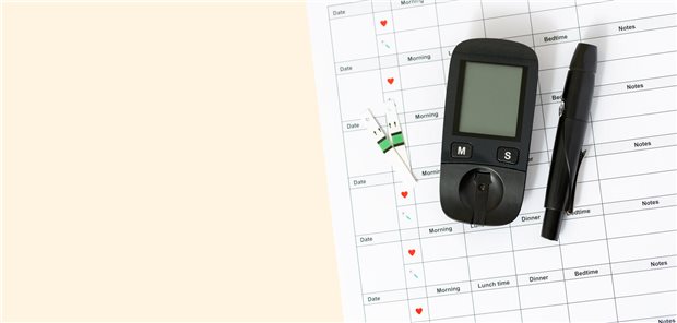 Typ-2-Diabetes: Glukosestoffwechsel aus dem Lot? Auch endokrinologische Ursachen abklären! Draufsicht auf Blutzuckermessgerät, Stechhilfe, Teststreifen sowie Blutzucker-Tracker und Tagebuchblatt vor beigem Hintergrund.