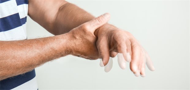 Prognose bei Parkinson wohl schlechter als bisher gedacht Die Händes eines Mannes wackeln.