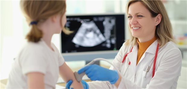 Therapie bei juveniler idiopathischer Arthritis: Wie steht es um die Evidenzlage? Ärztin untersucht ein junges Mädchen.