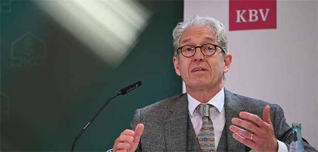 Terminnot oder Schreckgespenst? KBV und Ersatzkassenverband streiten über Reformfolgen Andreas Gassen, Vorstandsvorsitzender der Kassenärztlichen Bundesvereinigung (KBV), spricht bei einer Pressekonferenz.