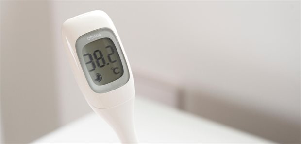 Fieber unklarer Ursache in Kombination mit Rückenschmerzen: Welche Diagnose stellen Sie? Ein Fieberthermometer zeigt 38,2 Grad an.