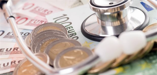 Eltern als Patienten: Arzt täuschte Behandlungen durch Kollegen vor Einen Schaden von 23.000 Euro verursachte der Arzt bei der privaten Krankenversicherung.
