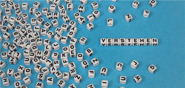 Landesärztekammer Baden-Württemberg bringt Anamnesebogen in leichter Sprache heraus Buchstaben aus Holz bilden das Wort "Verstehen".