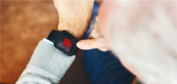 Bluthochdruck: Screening-Potenzial von Wearables nutzen! Älterer Mann mit Smartwatch