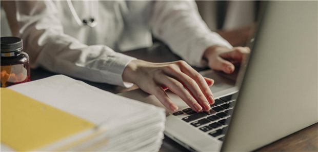 Online zur Diagnose: Rheumatologen schalten sich für Tele-Sprechstunden in Hausarztpraxen zu Einmal im Monat schalten Hausärztinnen und Hausärzte Rheumatologen der Uniklinik Mainz in ihre Sprechstunde. Dadurch können Diagnosen sehr schnell gestellt werden.