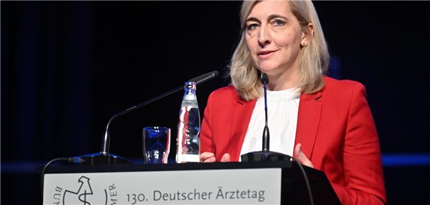 Forderung beim Ärztetag zum GKV-Sparpaket: „Stellen Sie diese Reform auf Hold“ Bundesgesundheitsministerin Nina Warken hält eine Rede zur Eröffnung des Ärztetages in Hannover.