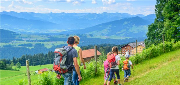Höhenkrankheit bei Kindern und Jugendlichen: Das gilt es zu beachten Entscheidend, wenn sich jemand auf über 2000 m begibt, ist, dass es nicht zu schnell geschieht. Kind oder Erwachsener – der Körper muss sich an den Sauerstoffmangel gewöhnen.