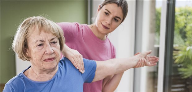 Blankoverordnung: Bedarfsgerechtere Versorgung oder Freibrief für Mehrausgaben? Eine Physiotherapeutin behandelt die Schulter einer Patientin.