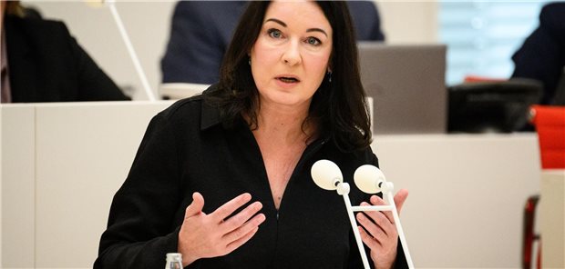 So will Brandenburg mit „Polikliniken Deluxe“ Versorgung in der Fläche sichern Britta Müller am Rednerpult im Brandenburger Landtag.