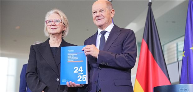 Ernste Mienen angesichts mauer Wirtschaftszahlen: Die Vorsitzende des Sachverständigenrates zur Begutachtung der gesamtwirtschaftlichen Entwicklung, Monika Schnitzer, bei der Übergabe des Jahresgutachtens an Bundeskanzler Olaf Scholz.