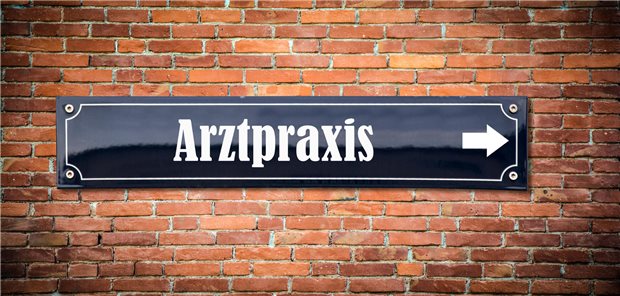 Warum es schon jetzt Wirbel um die Primärversorgung gibt Schild mit Aufschrift Arztpraxis drauf.