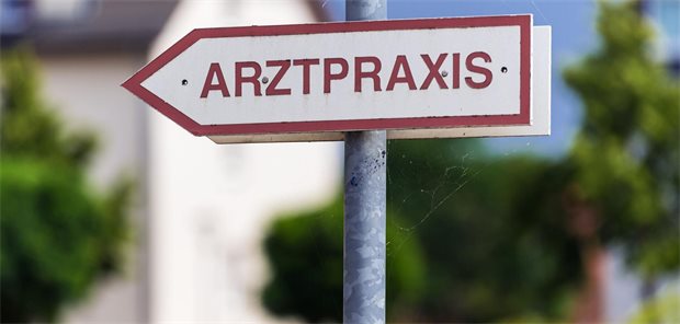 KBV: Diagnostik hat nichts in Apotheken und Drogerien zu suchen Ein rot-weißes Schild an einer Straße mit der Aufschrift "Arztpraxis".