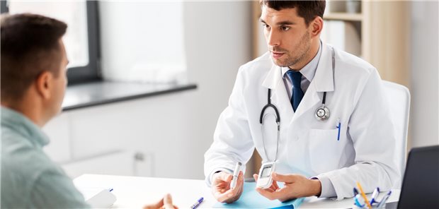 Hausarztzentrierte Versorgung legt in Hessen ordentlich zu Arzt im Gespräch mit Patient in seiner Praxis.