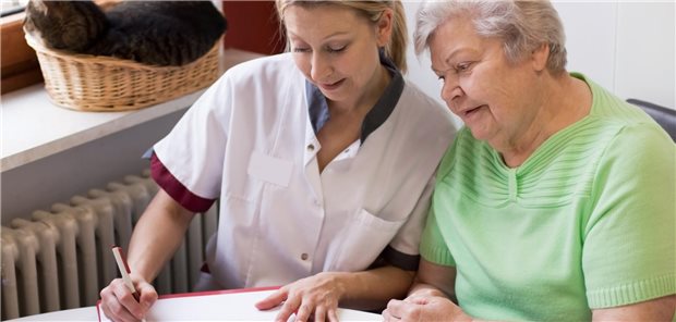 DRK will Gesundheitsfachkräfte auf Hausbesuch schicken Krankenschwester und Patientin im Gespräch