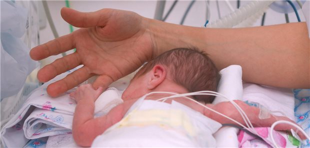 Drei Bundesländer ziehen gegen den G-BA vors Bundesverfassungsgericht Fallzahlerfahrung versus Angebotsdichte? Die Qualitätsvorgaben des G-BA an die Frühchenversorgung werden kontrovers diskutiert.