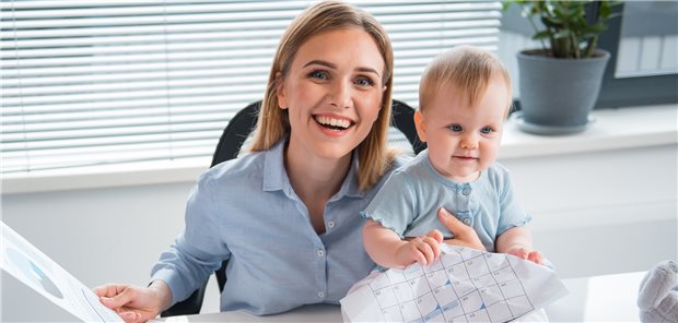 Kind, Kittel und Karriere: Porträts über Ärzte und Ärztinnen, die als Vorbild taugen Familie und Karriere: Die Arbeit in der Praxis kann auch Erholung ein. (Symbolbild mit Fotomodell)
