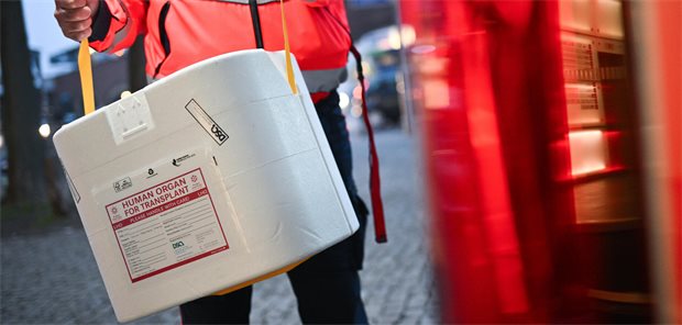 Patientengespräch zur Organspende: Neue Praxismaterialien bieten Hilfe Ein Mann trägt ein menschliches Organ in der Transportbox.