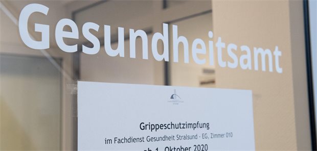 Länder erhalten 2027 vom Bund 750 Millionen Euro für ihre Gesundheitsämter Ein Hinweis auf die Grippeschutzimpfung hängt an der Eingangstür eines Gesundheitsamts.