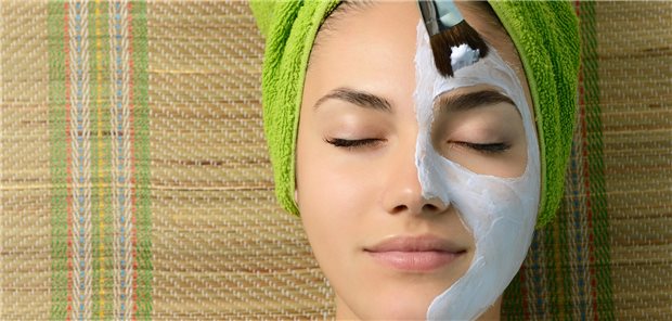 OLG Frankfurt: Ohne Weiterbildung kein „Arzt für ästhetische Medizin“ Frauengesicht mit halbseitiger Gesichtsmaske