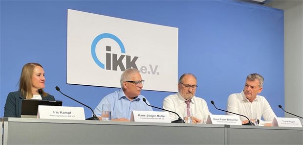 Innungskrankenkassen befürchten „Beitragsfrust“ in der Bevölkerung Formulierten Forderungen an die Politik in der traditionellen Sommer-Pressekonferenz: IKK-Verbandsvorstände Hans-Jürgen Müller (2.v.l.) und Hans Peter Wollseifer (2.v.r.), IKK classic-Chef Frank Hippler sowie Sprecherin Iris Kampf.