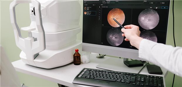 Stark Kurzsichtige werden dreimal so häufig wegen eines grünen Stars operiert wie Nicht-Myope Ein Augenarzt erläutert die Netzhautbilder eines Patienten auf dem Bildschirm und zur Erklärung der Erkrankung und ihrer Symptome.