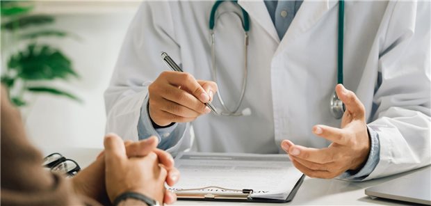 Tipps: So sollten Sie mit Patienten über Risiken und Zahlen sprechen Ein Arzt in einem weißen Arztkittel spricht mit einem männlichen Patienten über die Ergebnisse der medizinischen Untersuchung und gibt anhand dieser eine Behandlungsempfehlung ab.