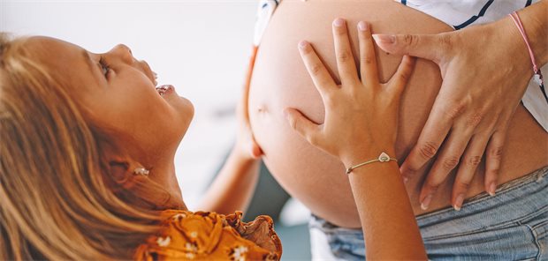 Ovarialkarzinom: Erkrankungsrisiko im Wandel Frauen, die mindestens zwei Kinder geboren haben, habenein reduziertes Risiko fürEierstockkrebs.(Symbolbild mit Fotomodellen)