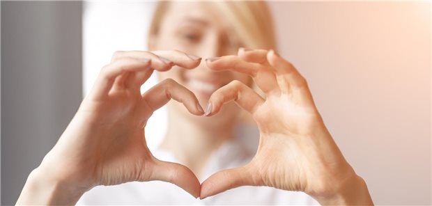 5 Faktoren im Fokus: Herzprävention wirkt – besonders bei Frauen Eine Frau formt mit ihren Fingern ein Herz.