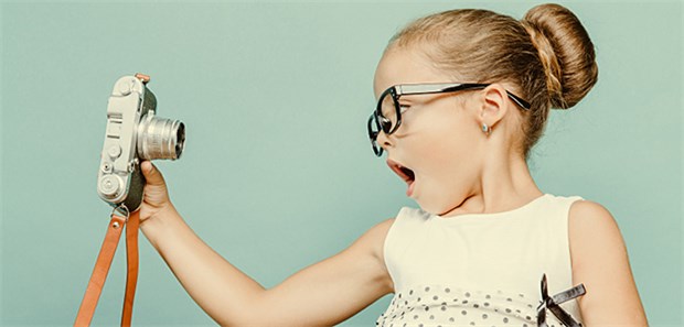 Gestörtes Körperbild durch Selfies? Früh übt sich: Schon Kinder posen heute oft für selbt geschossene Fotos. Experten fürchten, dass sie ein falsches Körperbild entwickeln.