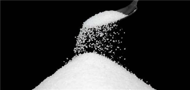 Zuckersteuer: Briten nehmen weniger Zucker zu sich Ein Haufen Zucker auf einem Löffel