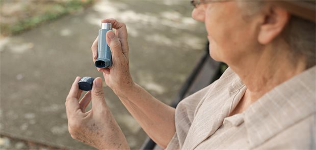 Asthmatherapie: Übergebrauch von SABA offenbar mit kardiovaskulären Folgen Frau hält Asthmaspray in der Hand