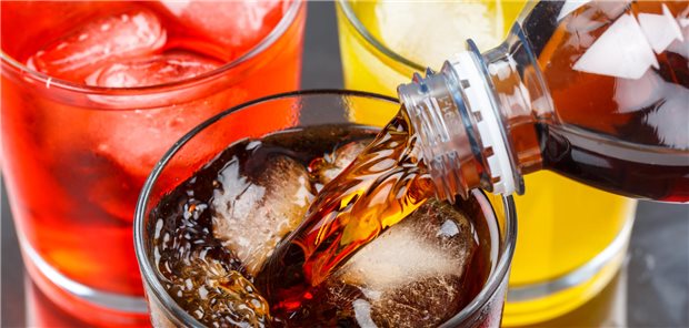 Wie Fruktose den Nieren schadet Drei farbige Softdrinks