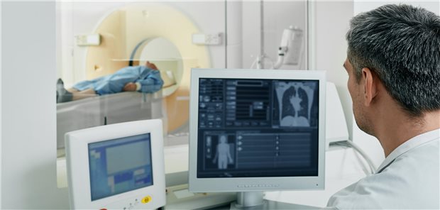 Lungenkrebs-Screening: Wie gut sind Praxen vorbereitet? Patient bei einer CT-Untersuchung