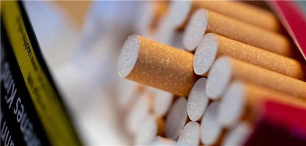 Höhere Steuern auf Tabak, Alkohol und Co.? Mehrheit würde mitziehen Zigaretten ragen aus einer offenen Packung heraus.