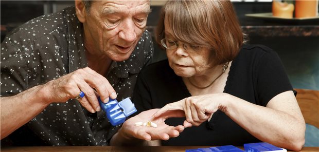 Zi-Auswertung: Multimorbidität bereits im mittleren Alter weit verbreitet Mann mit Tablette und Wasserglas