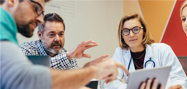 Wie sich psychische Erkrankungen im Praxisteam vorbeugen lassen Mehrere Menschen im Gespräch