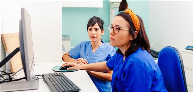 Neu im Team? Was Praxen beim Onboarding beachten sollten Für die Einarbeitung sollten Neulinge eine feste Ansprechpartnerin im Team haben. (Motiv mit Fotomodellen)