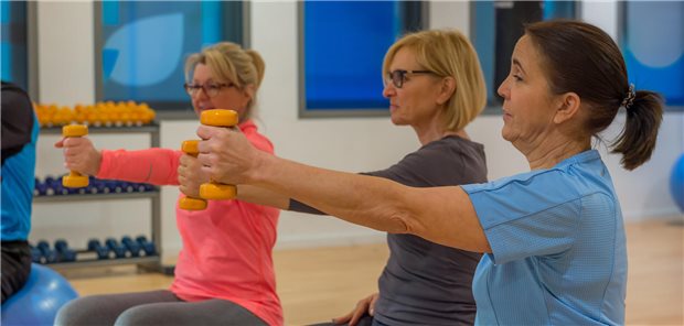 Wie Ärzte beim beim Reha-Antrag unterstützen können Frauen mit Hanteln beim Training