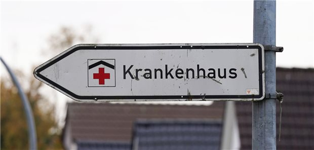 Einigung zur Klinikreform: Die Zeit soll helfen, weise Kompromisse zu finden Das Foto zeigt ein Schild mit der Aufschrift "Krankenhaus".