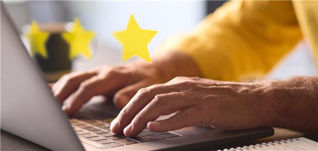Wie Praxen am besten auf schlechte Online-Bewertungen reagieren Zwei Hände tippen auf einem PC.