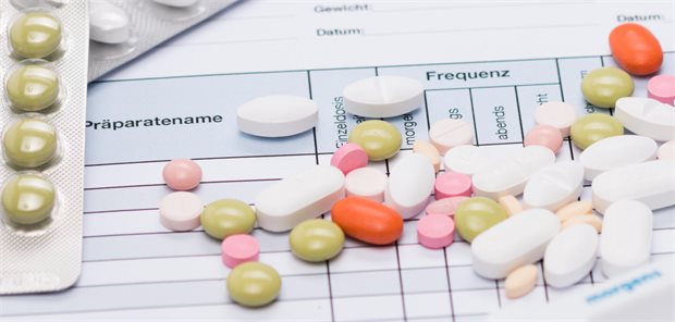 Bundesweite Praxisbesonderheiten: „Wichtiger Schutzmechanismus vor Wirtschaftlichkeitsprüfungen entf Arzneimittelpillen auf einem Formular