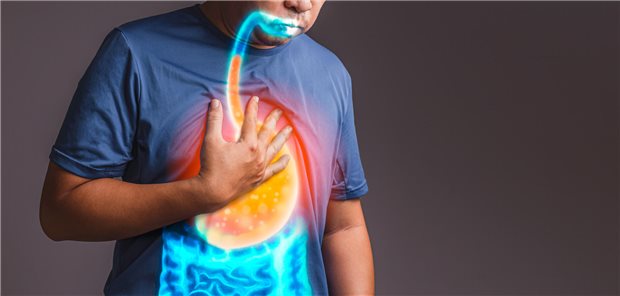 Erhöht Reflux auch das Risiko für Larynxtumoren? Ein Mann, der an der gastroösophagealen Refluxkrankheit (GERD) leidet.