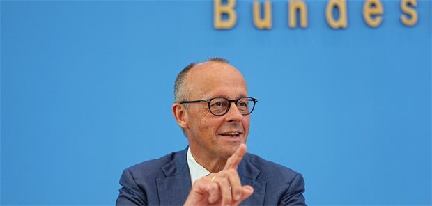Bundeskanzler Friedrich Merz: „Ich bin ein lernfähiges System“ Bundeskanzler Friedrich Merz sitzt im Saal der Bundespressekonferenz und gestikuliert.