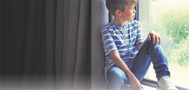 „Auch eine Spätfolge der Pandemie“: ADHS-Neudiagnosen bei Kindern und Jugendlichen gestiegen Ein kleiner Junge sitzt vor einem Fenster und schaut raus in den Garten.