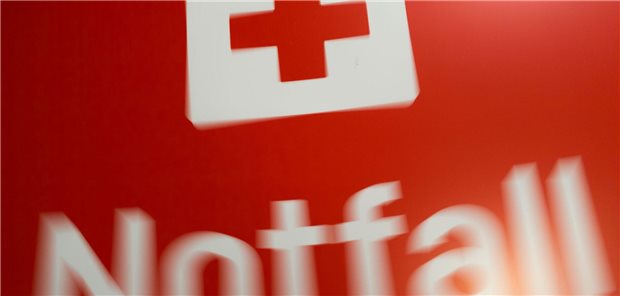 Diabetisches Fußsyndrom als Notfall: Bei diesen Red Flags stationäre Aufnahme einleiten! Schild mit der Aufschrift „Notfallzentrum“