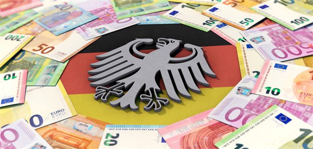 Standortklausel: Wie Pharmahersteller vom höheren Abschlag verschont bleiben Das Fotos zeigt den Bundesadler umgeben von Geldscheinen.