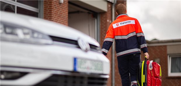 Gemeindenotfallsanitäter auf dem Weg in ein Gebäude. Ein Versorgungsforschungsprojekt in Niedersachsen wurde abgeschlossen und vom Innovationsausschuss geprüft.