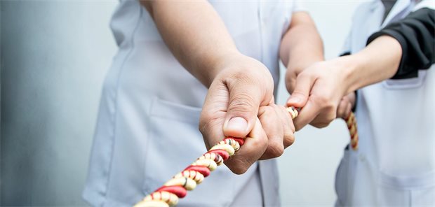 Ende der Hybrid-DRG: KBV und Kassen stellen sich gemeinsam gegen Politik-Pläne vier Hände ziehen an einem Strang