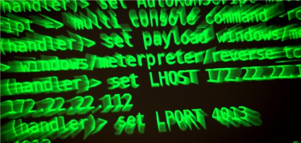 Zehntausende Uniklinik-Patienten von Hackerangriff betroffen Buchstaben und Zahlen leuchten auf einem Bildschirm, auf dem ein Hacker-Programm geöffnet ist.